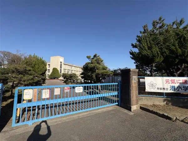 徒歩10分。お子様が6年間通学しやすい距離にあります。