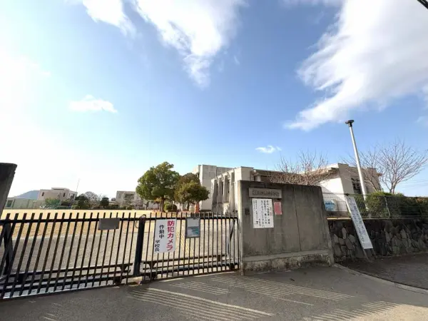 鴨公小学校まで徒歩14分です。毎日のお子さまの通学もしていただきやすい距離となっております。