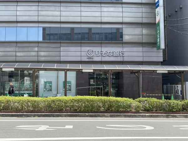 りそな銀行西大寺支店まで徒歩８分です。徒歩１０分圏内に、他銀行も複数ある立地となっております。