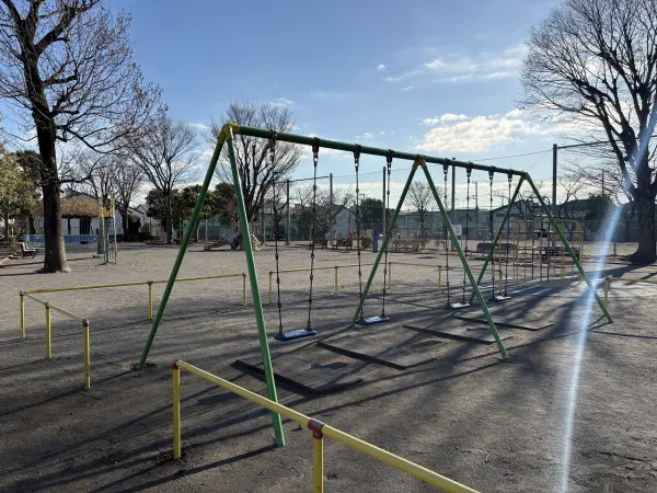 徒歩4分。ブランコや滑り台などが設置された公園です。ベンチがあり、遊びの合間に休憩できます。