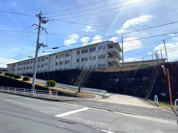 真美ヶ丘第二小学校まで徒歩17分です。毎日のお子さまの通学も元気に通っていただける距離です。