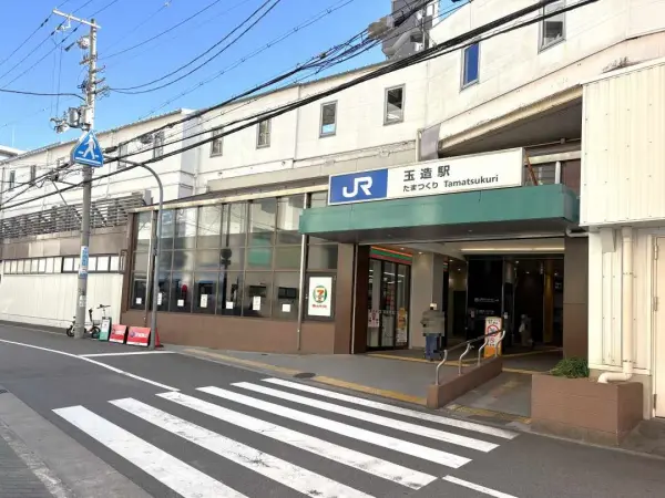 JR環状線 玉造駅まで徒歩7分です。大阪メトロ・近鉄線も徒歩7～8分圏内の立地となっております。