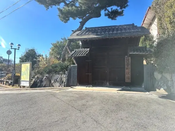 河合町役場まで徒歩13分です。駐車場があるため、お車でのアクセスも可能となっております。