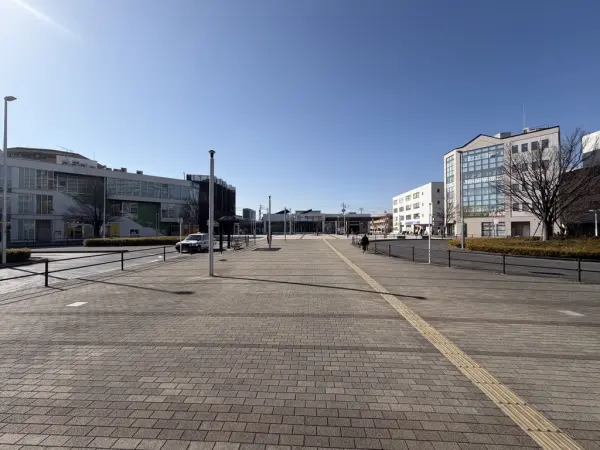 徒歩3分。中山方面、日吉方面へアクセス可。駅構内には多目的トイレやコインロッカーなどが設置。