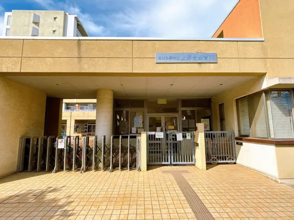 徒歩1分/お仕事をお持ちのご家庭でも送り迎えしやすい距離です。