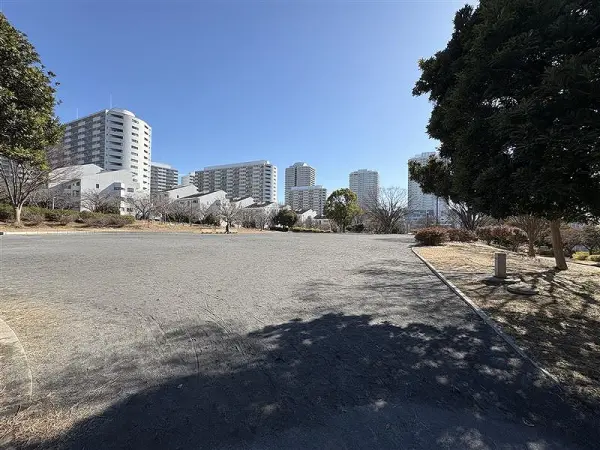 徒歩4分。大型遊具をはじめ、ブランコや滑り台、砂場などが揃う公園です。