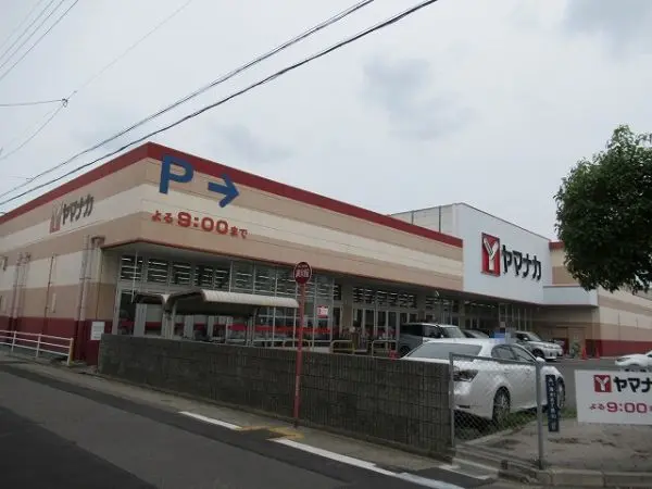 徒歩7分。営業時間は10:00～21:00(日曜は9:30～)です。駐車場が設けられております