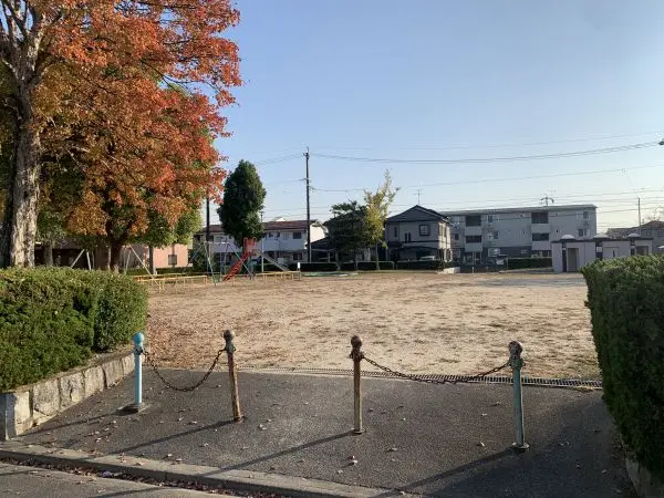 徒歩4分。のびのびと体を動かせる広場、ブランコ・滑り台などの遊具が設置されている公園です。