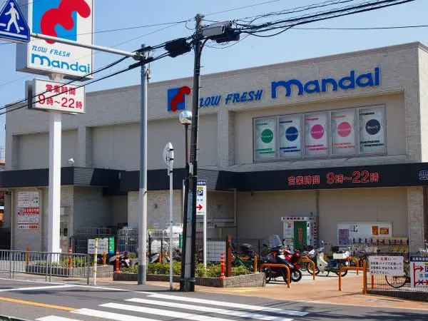 徒歩5分です。気軽に行くことができる距離です。食料品や日用品などが取り扱われています。