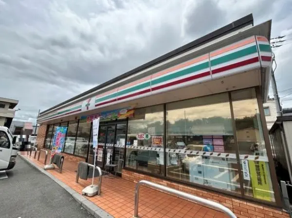 徒歩4分。ATM・マルチコピー機・お酒・たばこなどの取り扱いがあります。