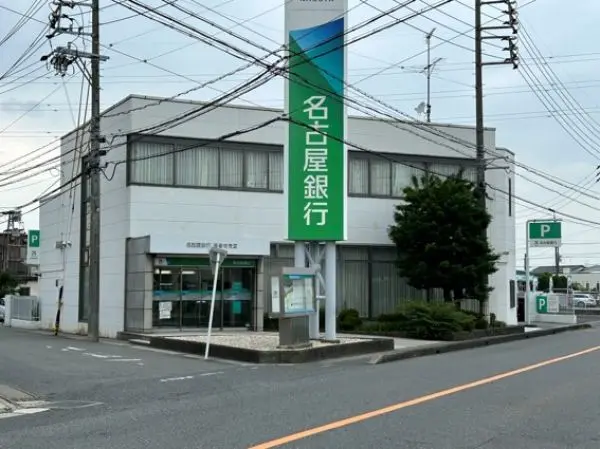 徒歩6分。駐車場が複数台分設けられており、お出かけ途中にも気軽にお立ち寄りいただけそうです。