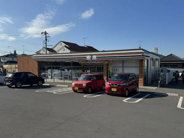 徒歩12分／24時間営業。食品や日用品、お酒、たばこ、揚げ物惣菜などが販売されています。