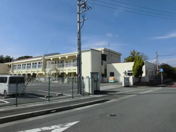 園庭に、総合遊具や砂場、プールが設けられています。