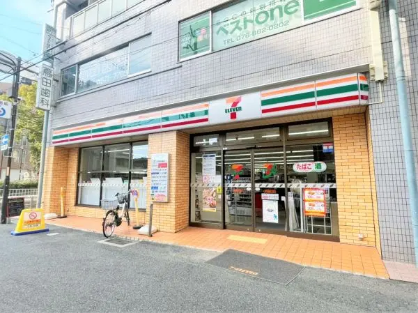 24時間営業で食料品の販売の他にATMコーナーやマルチコピー機サービス、セルフレジが使える店舗です。