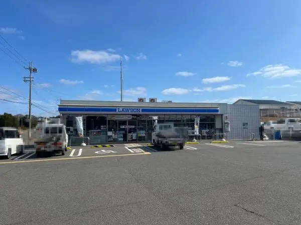 ATM・FAX・コピー・MACHI cafe・お酒・たばこなどの取り扱いがあります。　