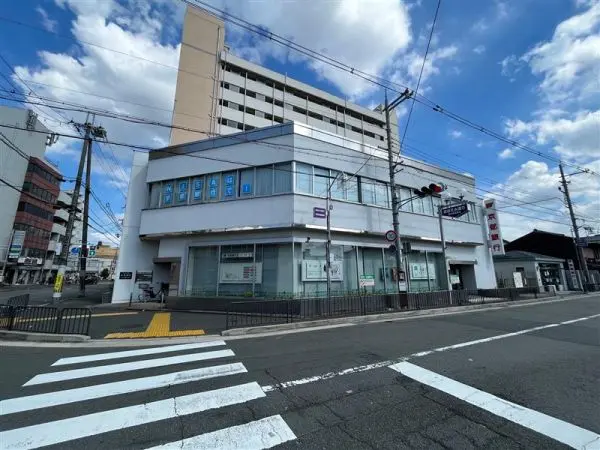 京都銀行西京極支店まで徒歩15分です。