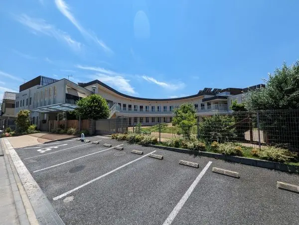 徒歩3分。園舎の形が特徴的な保育園です。