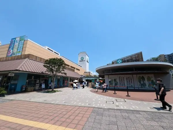 徒歩7分。スーパー、雑貨店、衣料品店、スポーツ用品店、飲食店などがあります。