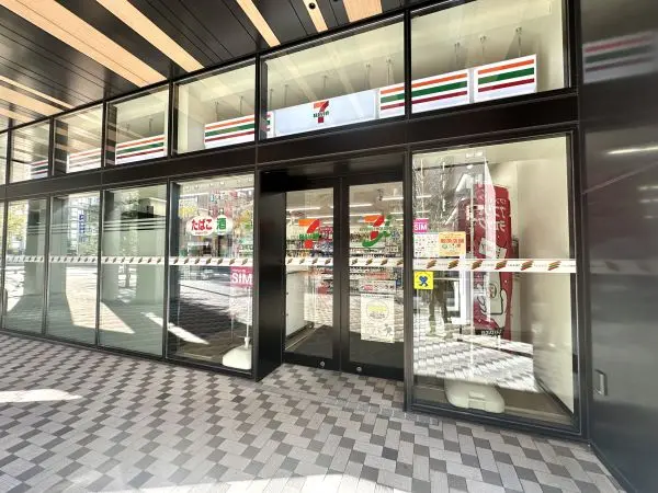 セブンイレブンホテルエミオン札幌店です。マンションから徒歩2分のところにあります。