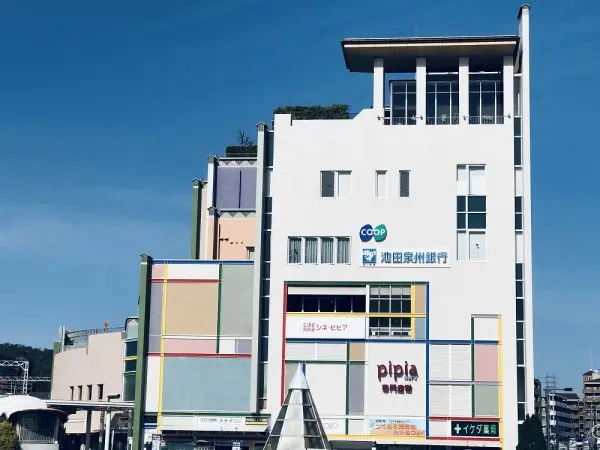 徒歩5分。スーパーや薬局、飲食店、クリニック、映画館、学習塾などが入ったショッピングセンター。