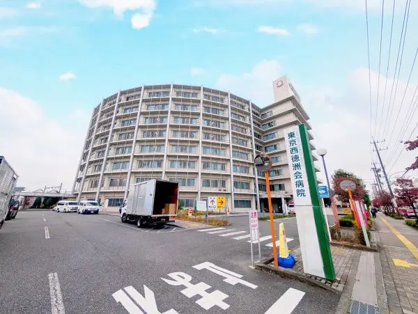 徒歩11分。総合内科や腎臓内科・外科・形成外科・整形外科・婦人科など、複数の診療科目のある病院です。