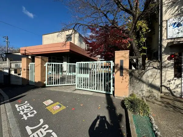 京都市立朱雀第六小学校まで徒歩4分です。