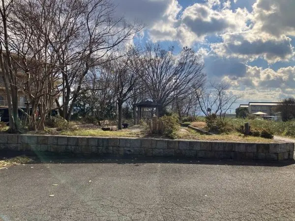 高田川沿いの公園までは徒歩約３分。お子様を連れてのお出かけもしていただきやすい距離となっております。