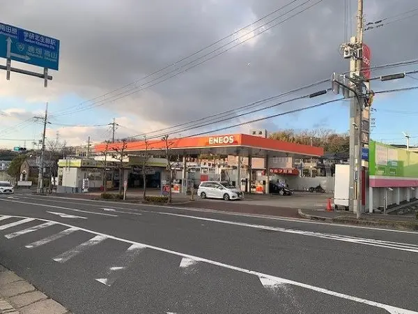 エネオス生駒真弓セルフスタンドまでは徒歩14分の立地です。周辺情報等もお気軽にお問い合わせください。