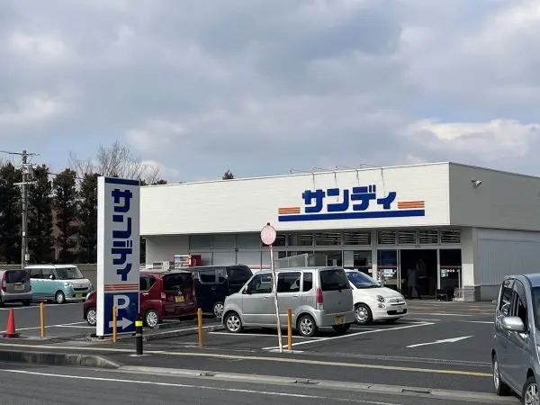 サンディ桜井店まで徒歩６分の立地です。駐車場があるため、お車でのアクセスも可能となっております。