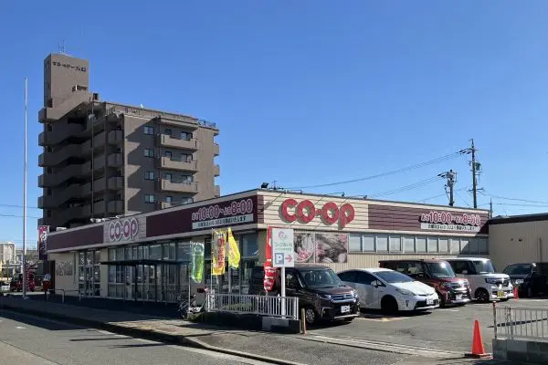 徒歩10分。営業時間は月曜～土曜10:00～20:00、日曜9:30～20:00。