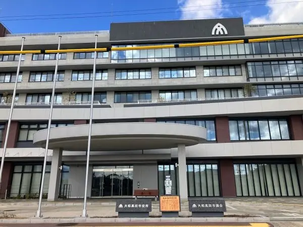 大和高田市役所まで徒歩１４分の立地です。駐車場があるため、お車でのアクセスも可能となっております。