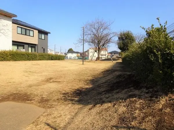 徒歩1分。広々とした広場のある公園です。徒歩1分の距離のため、小さなお子様とも気軽に遊びに行けます。