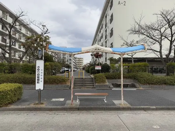 バス停には屋根やベンチが設けられており、座ってバスを待つこともできそうです。