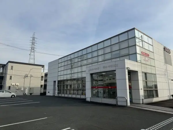 徒歩10分。窓口営業時間は平日9:00～11:30・12:30～15:00。