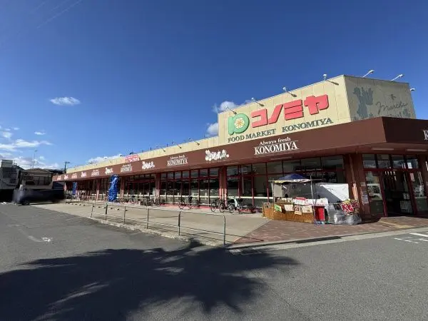営業時間は9:00～22:00食料品や日用品、酒類などが取り扱われています。店舗は府道16号沿いです