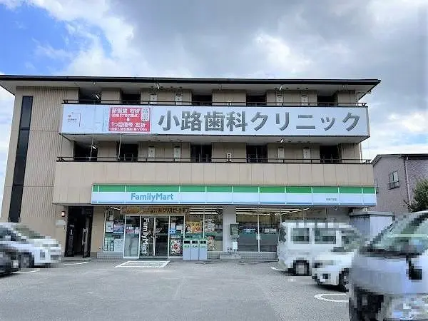 府道9号沿いにあるコンビニエンスストア。24時間営業です。複数台分の駐車場が設けられてます。