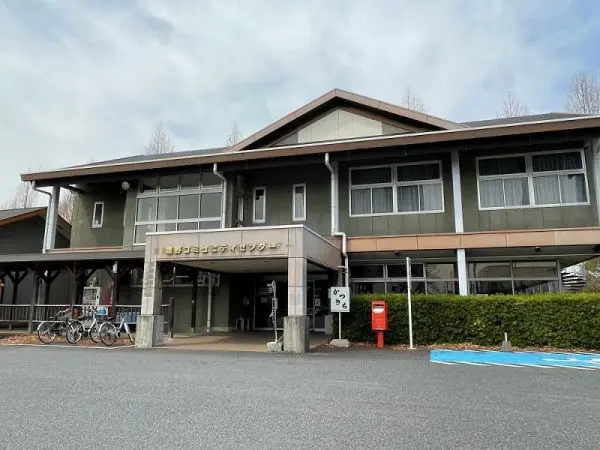 徒歩10分。会議室や調理実習室、和室などがあります(有料)。
