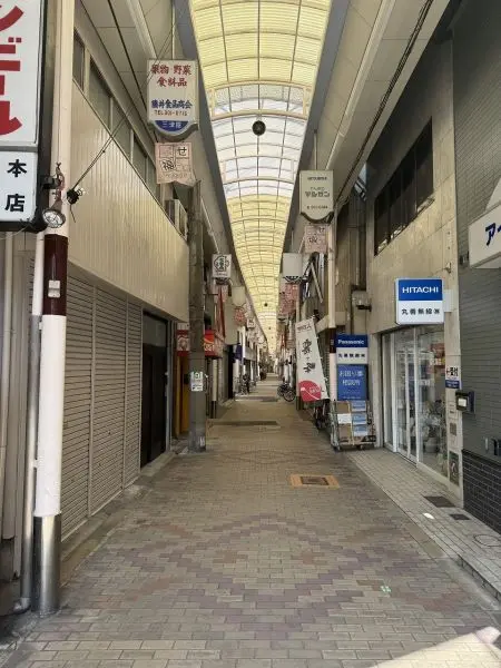 徒歩5分。長さ550mのアーケードの通りに約60の店があります。