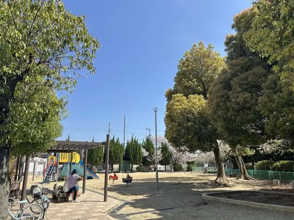 ブランコ・滑り台などの遊具が設置された公園です。ベンチが設けられており、お子様の様子を眺めれます。