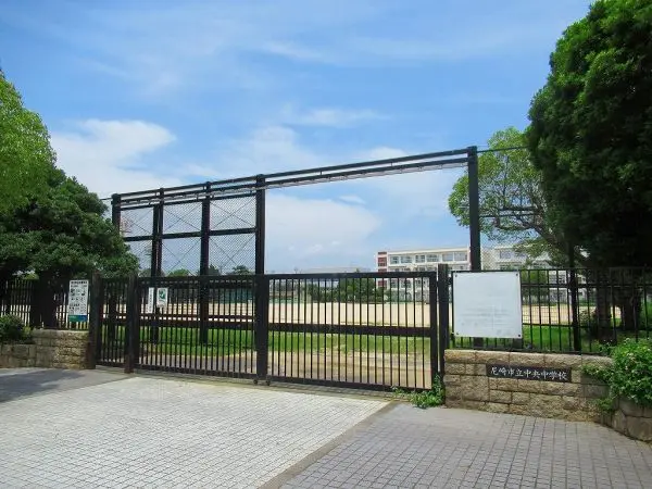徒歩14分。お友達とのおしゃべりを楽しみながら、通学できそうな距離です。
