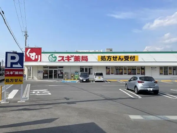 スギ薬局天理北店まで徒歩７分。医薬品の他日用品の取り扱いもございます。徒歩でも十分アクセス可能です。