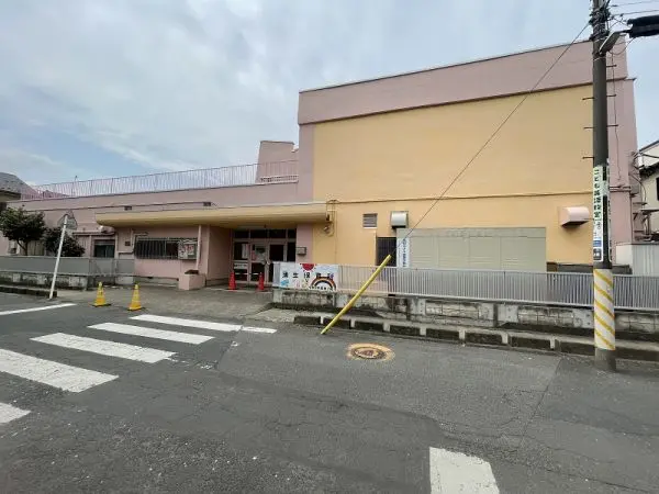 徒歩13分。越谷市立蒲生小学校そばにある、公立の保育所です。