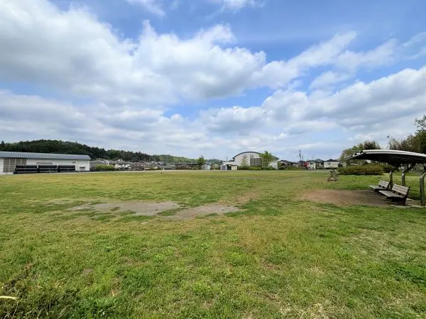 公園内には芝生広場や遊具が設置されており、子どもたちがのびのびと遊べるスペースが確保されています。