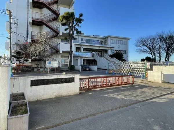 徒歩6分。学校教育目標に 創造・信頼・健康が掲げられています。