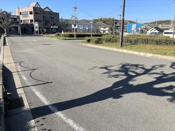 近鉄二上駅ロータリーまで徒歩１８分です。ＪＲ和歌山線志都美駅までは徒歩１９分の立地となっております。