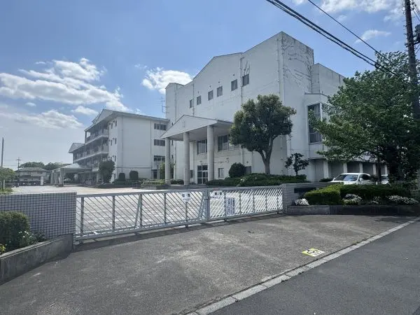 徒歩5分。低学年のお子様でも通学の負担が少ない距離。保護者の方にもうれしい近さです。