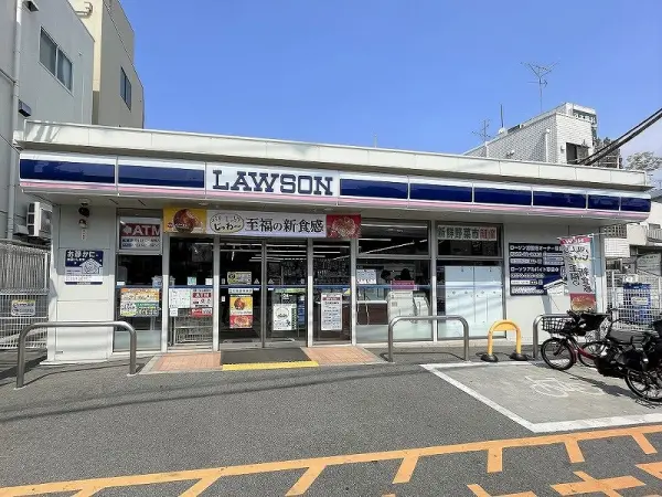 ローソン富雄駅北店まで徒歩１７分です。
駐車場があるため、お車でのアクセスも可能となっております。