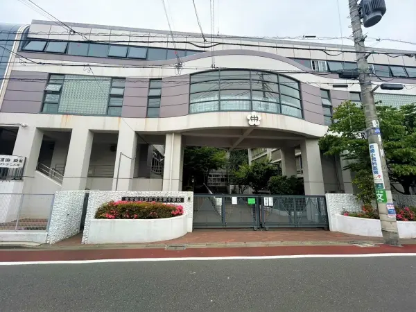徒歩6分。住宅街の中にある公立中学校です。