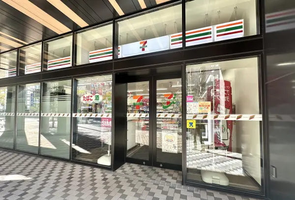 セブンイレブンホテルエミオン札幌店です。マンションから徒歩2分のところにあります。