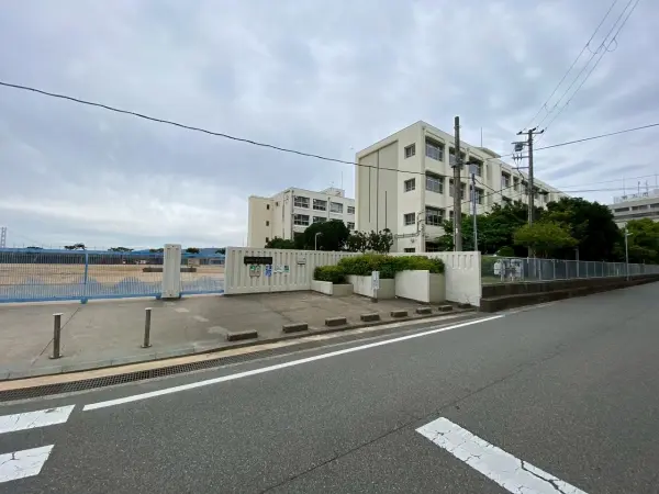 中崎小学校までは徒歩２分の立地です。毎日のお子様の通学もしていただきやすい距離となっております。